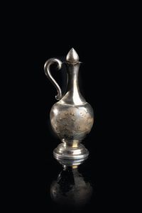 BOTTIGLIA IN ARGENTO - Bottiglia in argento con tappo  Vietnam  XX secolo. h cm 23x9