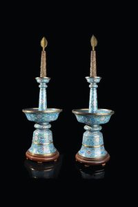 COPPIA DI CANDELABRI - Coppia di candelabri in cloisonne  Cina  dinastia Qing  XIX secolo. h cm 93x31