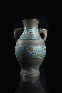 COPPIA DI VASI - Coppia di vasi in bronzo con intarsi in Cloisonn e manici zoomorfi  Cina  dinastia Qing  XX secolo. h cm 54x3 [..]