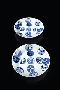 COPPIA DI PIATTINI - Coppia di piatti bianchi e blu con decoro a palloni  Cina  dinastia Qing  XX secolo. diam. cm 18