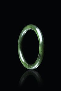 BRACCIALE IN GIADA - Bracciale in giada spinacio  Cina  dinastia Qing  XIX secolo. diam. 8 cm