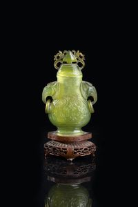 VASETTO - Vasetto in gideite con coperchio e manici a forma di elefante  Cina  dinastia Qing  XX secolo. h cm 17 5x9