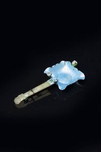 MESTOLO IN SMALTO CON PRESA IN GIADA - Mestolo in smalto con presa in giada  Cina  dinastia Qing  XX secolo. h cm 21x9 5