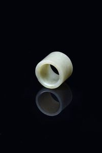 ANELLO D'ARCIERE - Anello d'arciere in giada bianca Celadon  Cina  dinastia Qing  epoca Qianlong (1735-1795). h cm 2