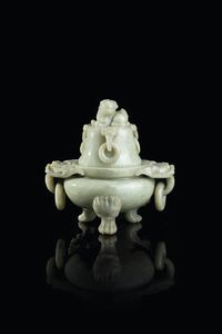 CENSER - Censer in giada con manici a forma di drago  Cina  dinastia Qing  XIX secolo. h cm 22x20