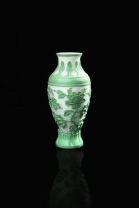 VASO IN VETRO - Vaso in vetro di Pechino nei colori del verde con decori floreali  Cina  XX secolo. h cm 32x14