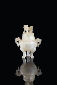 PICCOLO CENSER - Piccolo censer in Aghata con tappo sormontato da cane di Pho  Cina  dinastia Qing  XX secolo. h cm 12x10