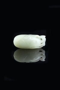 FRUTTO IN GIADA - Frutto in giada Celadon  Cina  dinastia Qing  XX secolo. h cm 5x2 5