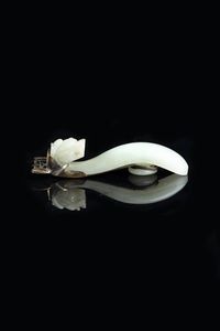 BOTTONE - Bottone in giada Celadon raffigurate drago montato in argento  Cina  dinastia Qing  XX secolo. h cm 9x1 5