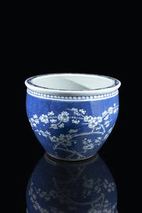VASCA - Vasca in porcellana bianca e blu dipinta con fiori di ciliegio  Cina  diastia Qing  XX secolo. h cm 30 5x37 5