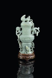 VASO - Vaso in giada Celadon con manici a forma di drago e coperchio  Cina  dinastia Qing  XX secolo. h cm 25 5x15 5