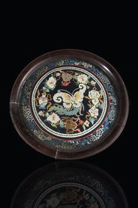 RICAMO SU SETA - Ricamo su seta entro cornice  Cina  Repubblica  XX secolo. diam. cm 34