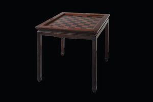 TAVOLO QUADRATO - Tavolo quadrato in legno di Homu con scacchiera  Cina  XX secolo. h cm 77x84x84