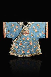 VESTE - Veste ricamata in seta  Cina  dinastia Qing  XIX secolo. h cm 102x125