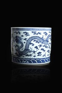 CACHEPOT IN PORCELLANA - Cachepot in porcellana bianca e blu con dragone e iscrizioni  Cina  dinastia Qing  Epoca Guangxu (1875-1908).  [..]