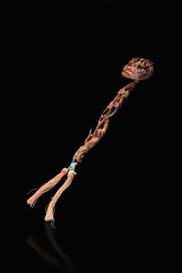 RUYI - Ruyi scolpito in lego di bosso con decoro a rilievo di fiori di loto  Cina  XX secolo. h cm 32x8 5x6 5