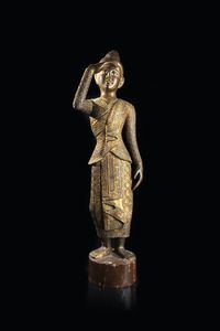 SCULTURA LIGNEA - Scultura in legno dorato con applicazioni in vetro rappresentante giovane monaca  Thailandia  XIX secolo. h cm  [..]