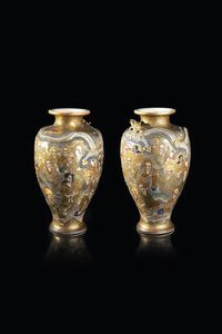 COPPIA DI VASI - Coppia di vasi in porcellana Satsuma dipinti con personaggi  e drago a rilievo  Giappone  XX secolo. h cm 36 5 [..]