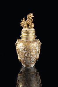 VASO IN PORCELLANA - Vaso in porcellana Satsuma con coperchio sormontato da drago dipinto con personaggi  Giappone  XX secolo. h cm  [..]