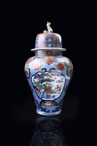 POTICHE - Potiche in ceramica dipinta con personaggi e draghi  drago dorato sul coperchio  Giappone  XIX secolo. h cm 76