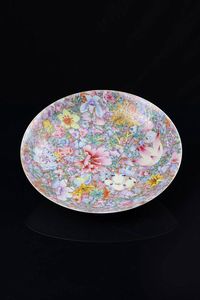 GRANDE PIATTO - Grande piatto in porcellana con decoro mille fleurs marchio apocrifo Qianlong  Cina  periodo Repubblica  XX secolo.  [..]