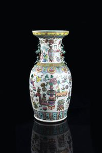 VASO IN PORCELLANA - Vaso in porcellana Famiglia Rosa  Cina  dinastia Qing  XIX secolo. h cm 44 5x18