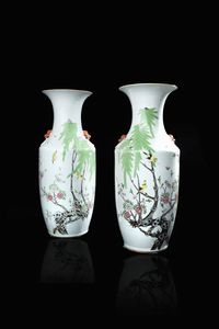 COPPIA DI VASI - Coppia di vasi in porcellana policroma con decoro di uccelli che volano tra rami e fiori  Cina  dinastia Qing  [..]