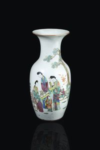 VASO IN PORCELLANA - Vaso in porcellana decorato con scene di vita quotidiana e iscrizioni  Cina  XX secolo. h cm 44x20