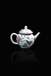 TEIERA IN PORCELLANA - Teiera in porcellana Famiglia Rosa con raffigurazioni di galli e peonie  Cina  dinastia Qing  XVIII secolo. h  [..]