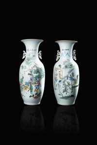 COPPIA DI VASI - Coppia di vasi in porcellana con decori di personaggi e iscrizioni al retro  Cina  XX secolo. h cm 56 5