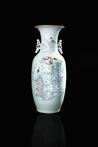 VASO IN PORCELLANA - Vaso in porcellana con decori di vita quotidiana e iscrizioni  Cina  XX secolo. h cm 57