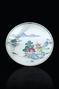 PIATTO IN PORCELLANA - Piattini in porcellana policroma con decori di paesaggio  Cina  dinastia Qing  XIX secolo. h cm 4x22 5