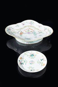 LOTTO DI DUE PIATTINI ORIENTALI - Lotto composto da due oggetti in porcellana Famiglia Rosa  Cina  XX secolo. h cm 5 5x26  diam. cm 13