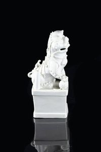 CANE DI PHO - Cane di Pho in porcellana Blanc de Chine  Cina  dinastia Qing  Epoca Kangxi  XVIII secolo. h cm 27x13