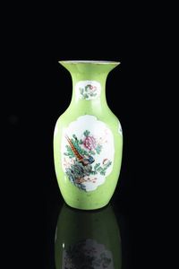 VASO IN PORCELLANA - Vaso in porcellana fondo verde chiaro con disegno di uccelli  Cina  XX secolo. h cm 44x18