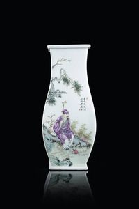 VASO IN PORCELLANA - Vaso in porcellana Famiglia Rosa sezione squadrata con dipinti di saggi e iscrizioni  Cina  Repubblica  XX secolo.  [..]