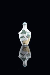SNUFF BOTTLE - Snuff bottle in porcellana con decori di paesaggi con uccelli  Cina  Repubblica  XX secolo. h cm 8x4 5
