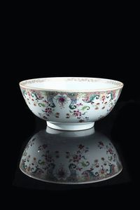 CIOTOLA IN PORCELLANA - Ciotola in porcellana con decori floreali. Cina  dinastia Qing  XIX secolo. h cm 13x30 5