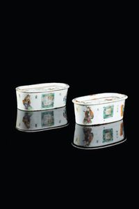 COPPIA DI VASCHETTE - Coppia di vaschette con coperchio in porcellana Famiglia Rosa  Cina  XIX secolo h cm 4 5x12 5