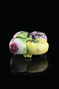 PORTA VIVANDE - Porta vivande in porcellana policroma con coperchio  Cina  XX secolo. h cm 13x19x19