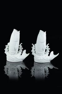 COPPIA DI VASI - Coppia di vasi a forma di carpa in porcellana in Blanc de Chine  Cina  dinastia Qing  XX secolo. h cm 36x29