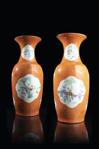 COPPIA DI VASI - Coppia di vasi in porcellana Famiglia Rosa su sfondo arancione  Cina  dinastia Qing  XX secolo. h cm 58x23
