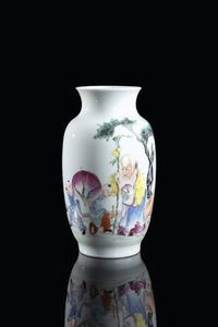 VASO - Vaso in porcellana dipinto con monaco e bambini  Cina  Repubblica  XX secolo. h cm 20x11
