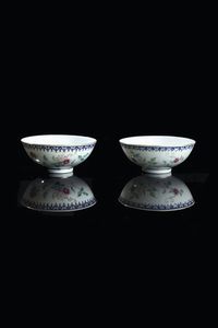 COPPIA DI CIOTOLE - Coppia di ciotole in porcellana con decori floreali  Cina  dinastia Qing  XX secolo. h cm 5 5x14