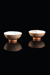 COPPIA DI CIOTOLE - Coppia di ciotole in porcellana a sfondo arancione con decori floreali  Cina  dinastia Qing  XIX secolo. h cm  [..]