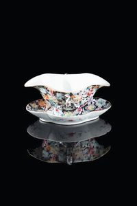 SALSIERA - Salsiera in porcellana a decoro mille fleurs  Cina  Repubblica  XX secolo. h cm 10x22