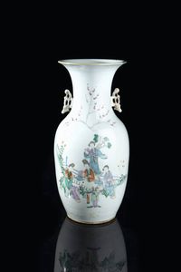 VASO - Vaso in porcellana  Cina  dinastia Qing  XIX secolo. h cm 43x18