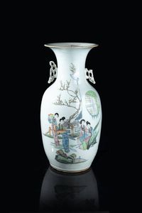 VASO - Vaso in porcellana  Cina  dinastia Qing  XX secolo. h cm 43x18
