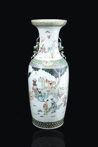 VASO IN PORCELLANA - Vaso in porcellana Famiglia Rosa decorato con scene di parata  Cina  dinastia Qing  XX secolo. h cm 60 5x23 5