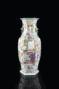 VASO - Vaso in porcellana Famiglia Rosa decorato con secne di vita quotidiana e fiori  Cina  dinastia Qing  XX secolo.  [..]